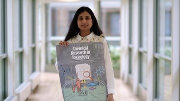 Farina håller en poster