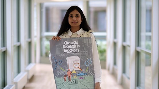 Farina håller en poster
