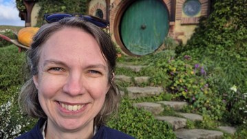 Porträtt framför sceneri ur Hobbiton.