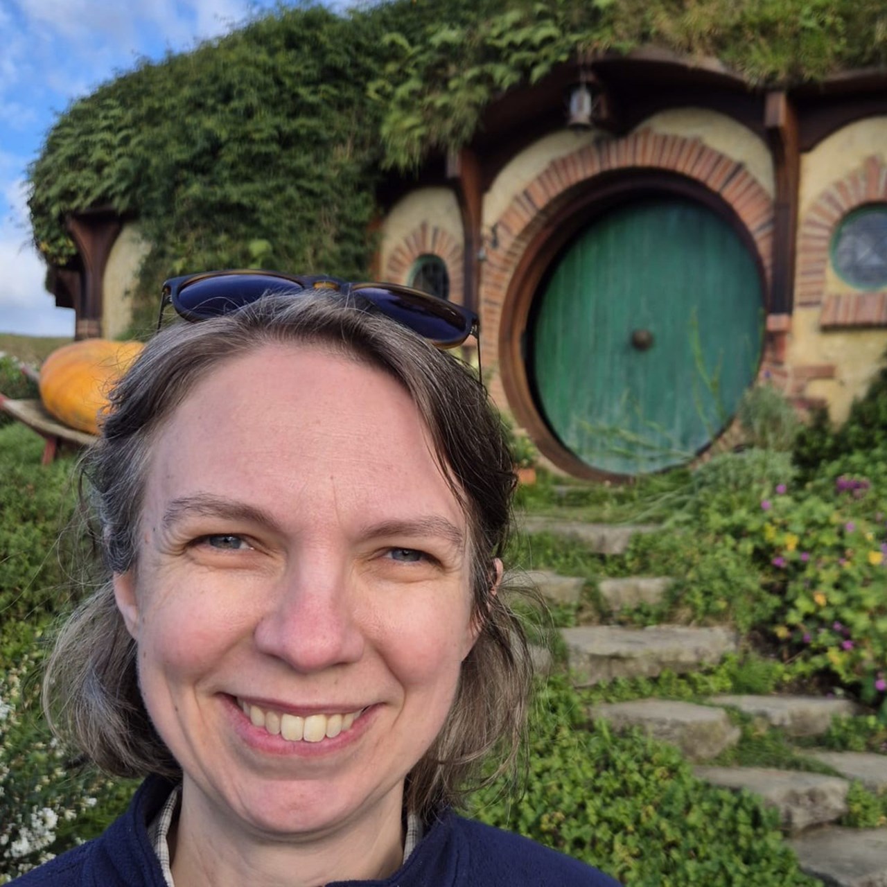 Porträtt framför sceneri ur Hobbiton.