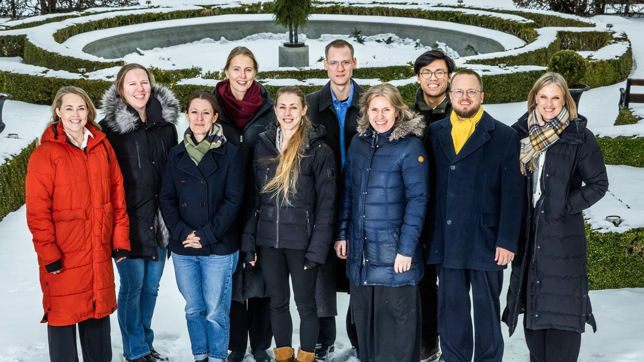 Gruppbild tagen utomhus i park vintertid.