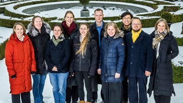 Gruppbild tagen utomhus i park vintertid.