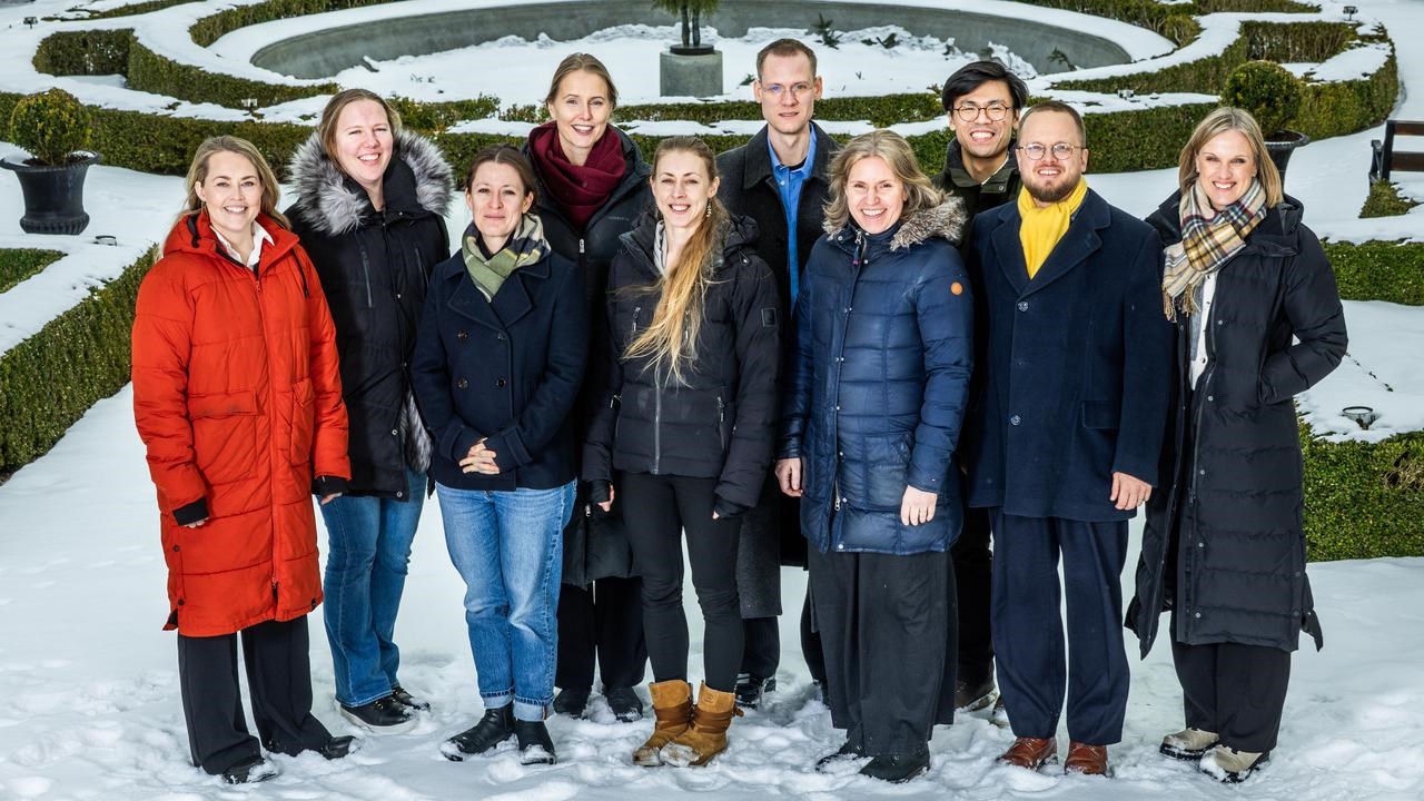 Gruppbild tagen utomhus i park vintertid.