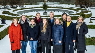 Gruppbild tagen utomhus i park vintertid.