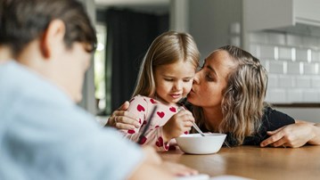 Familj vid köksbord