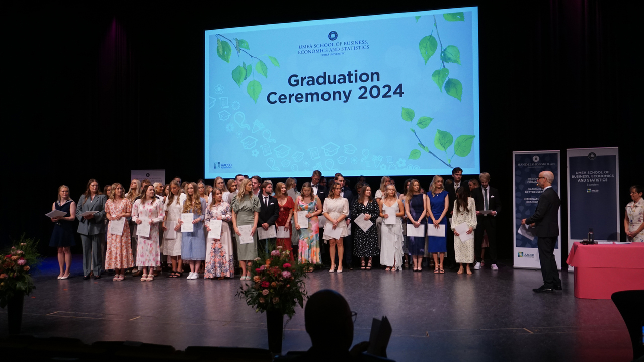Studenter mottar sina diplom vid Handelsh&ouml;gskolans diplomeringsceremoni.