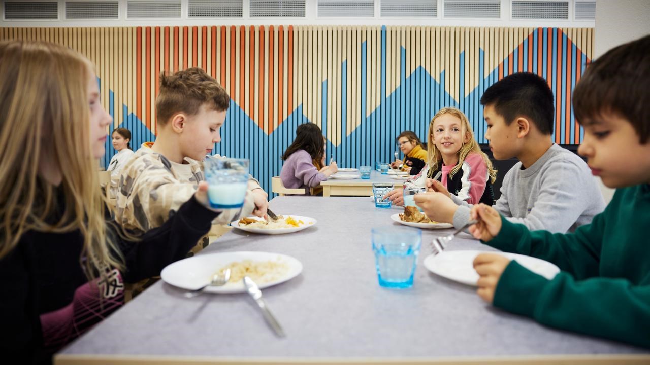 Elever &auml;ter skollunch.