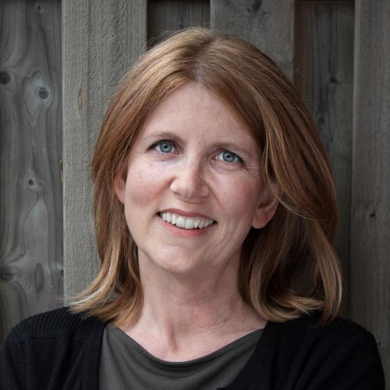 Sara Viklund st&aring;r framf&ouml;r en tr&auml;v&auml;gg.