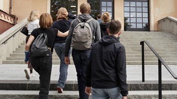 Skolelever går uppför trappa.