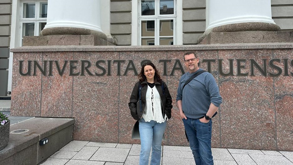 En kvinna och en man står framför Universitet av Tartu