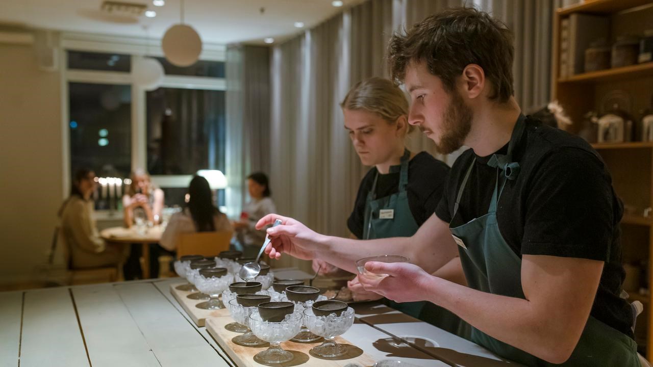 Studenter vid gastronomiprogrammet förbereder måltid i köksmiljö