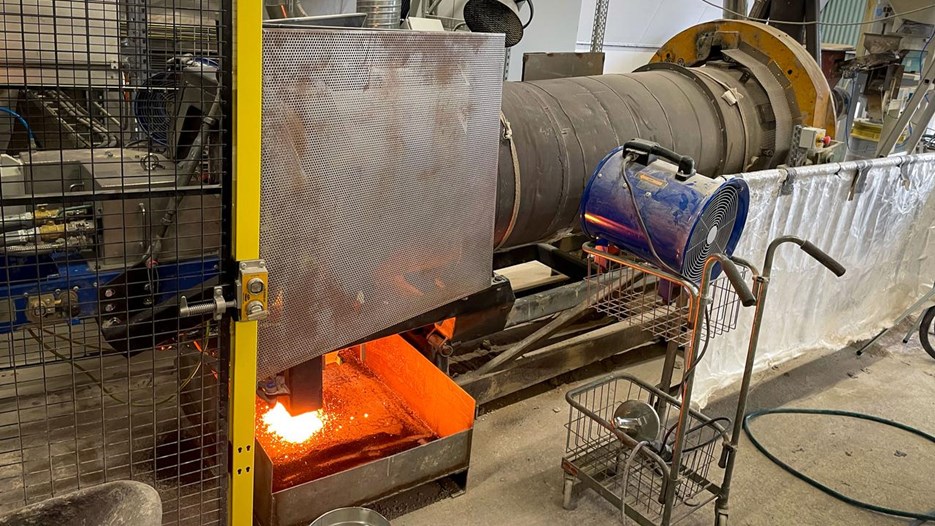 Verkstadsmiljö med en experimentell förbränningsugn. 