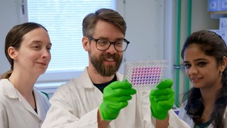 Magnus Ölander, postdoc in the Sixtlab, sharing exciting findings from an antibiotic discovery project with labhead Barbara Sixt and colleague Aakriti Singh.