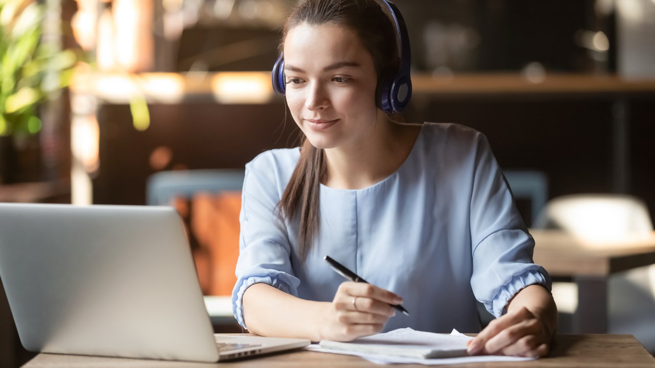 Kvinna som sitter i framför datorn i ett digitalt möte.