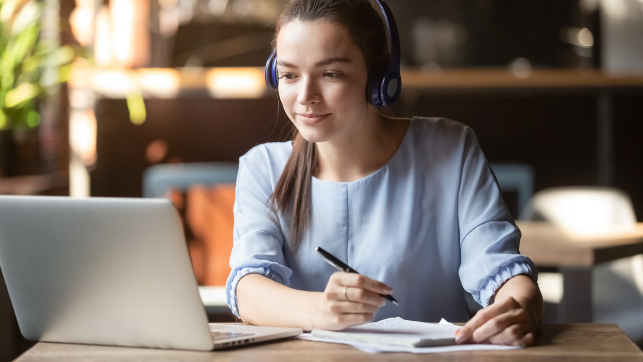 Kvinna som sitter i framför datorn i ett digitalt möte.