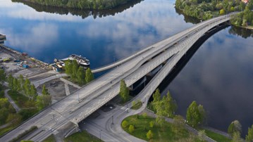 Flygfoto över en bro över Umeälven