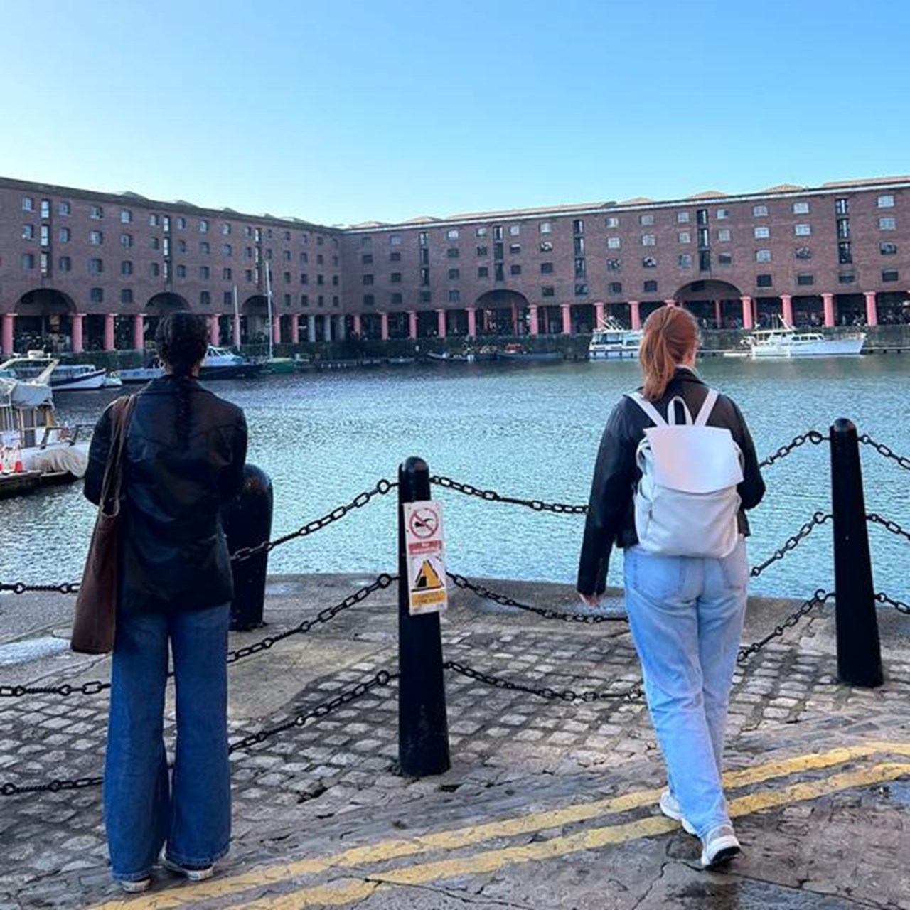 N&aring;gra m&auml;nniskor som g&aring;r vid ett vatten.