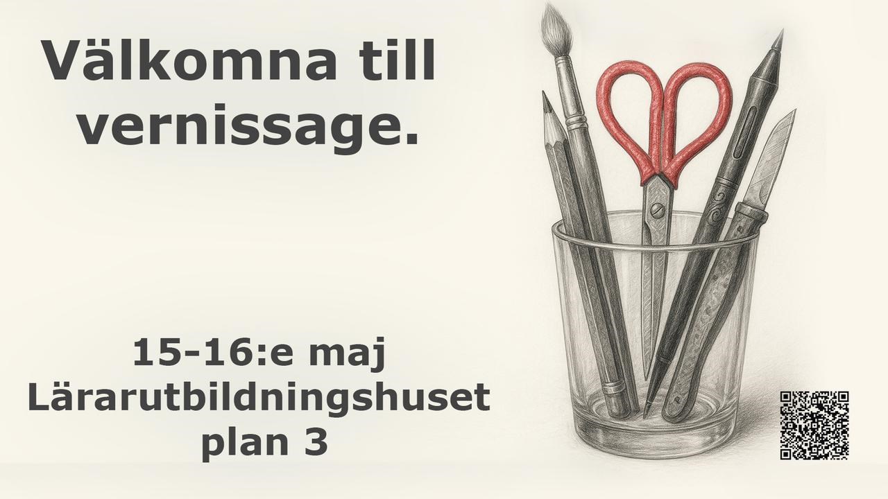 En teckning av en kopp med pennor, penslar och en sax. En text lyder: Välkomna till vernissage den 15-16 maj i Lärarutbildningshuset, plan 3.