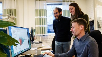 Bild på Nathaniel Street i datorlabbet med medarbetarna Edoardo Piombo och Elena van Zalen.