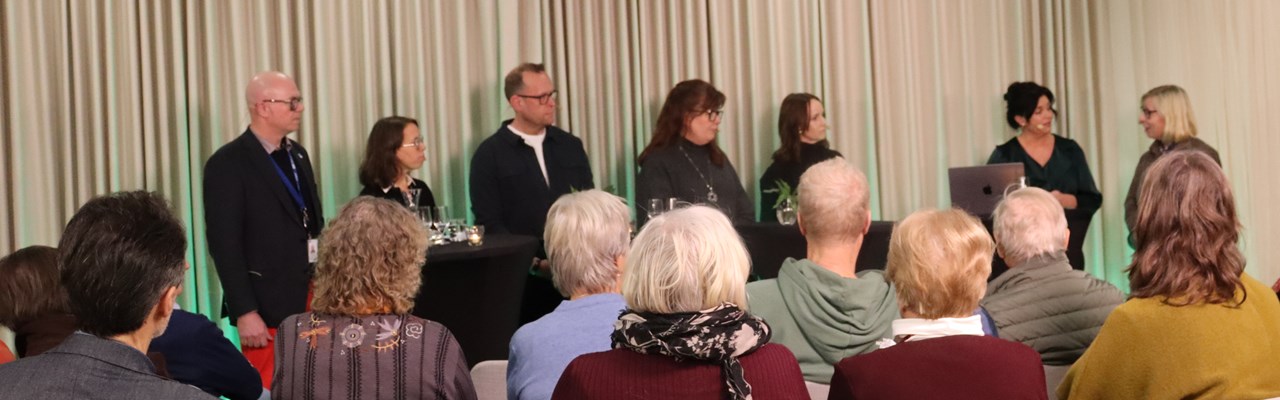 En grupp människor som sitter runt ett bord.