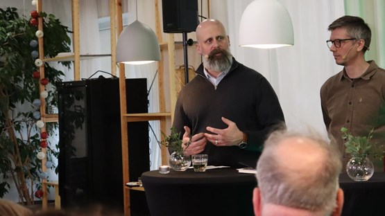 En grupp människor som står runt ett bord.