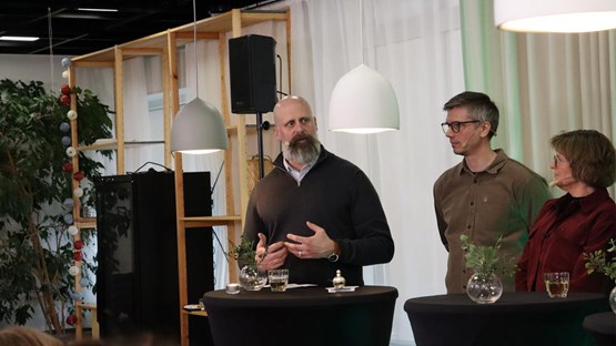 En grupp människor som står runt ett bord.