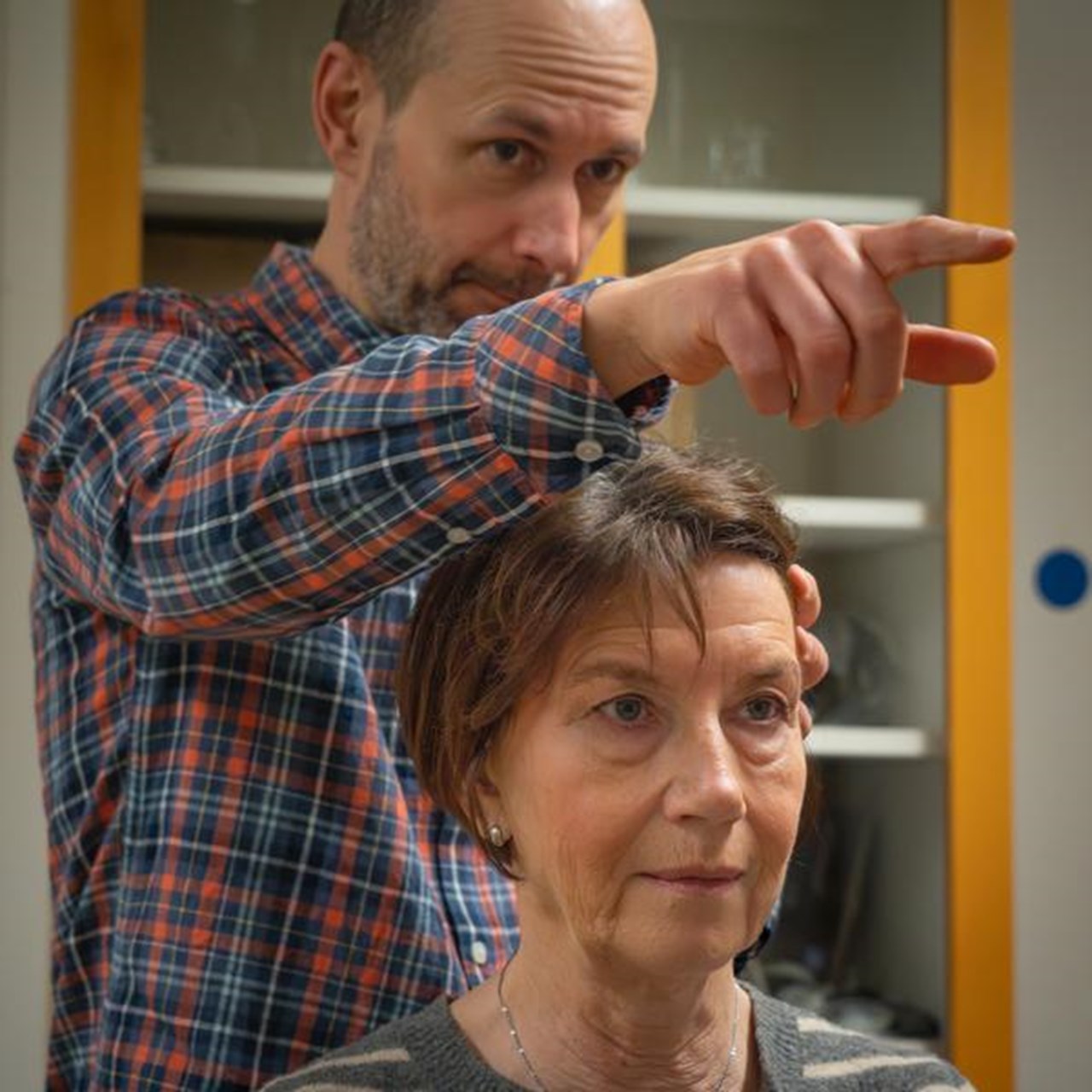 Jonatan Salzer och Mariann Haapalahti visar hur man kan undersöka en patient med yrsel genom att snabbt röra personens huvud åt olika håll.