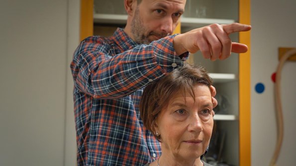 Jonatan Salzer och Mariann Haapalahti visar hur man kan undersöka en patient med yrsel genom att snabbt röra personens huvud åt olika håll.