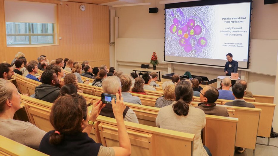 A man giving a presentation to a group of people during the scientific conference