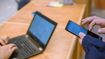 Dator och smartphone.