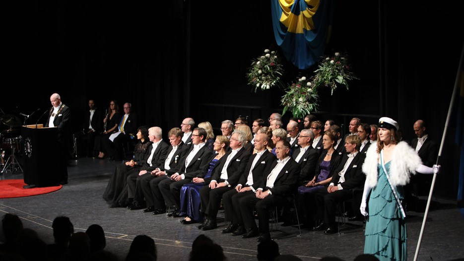 Studentmarskalkar står på scenen vid Årshögtidens ceremoni.