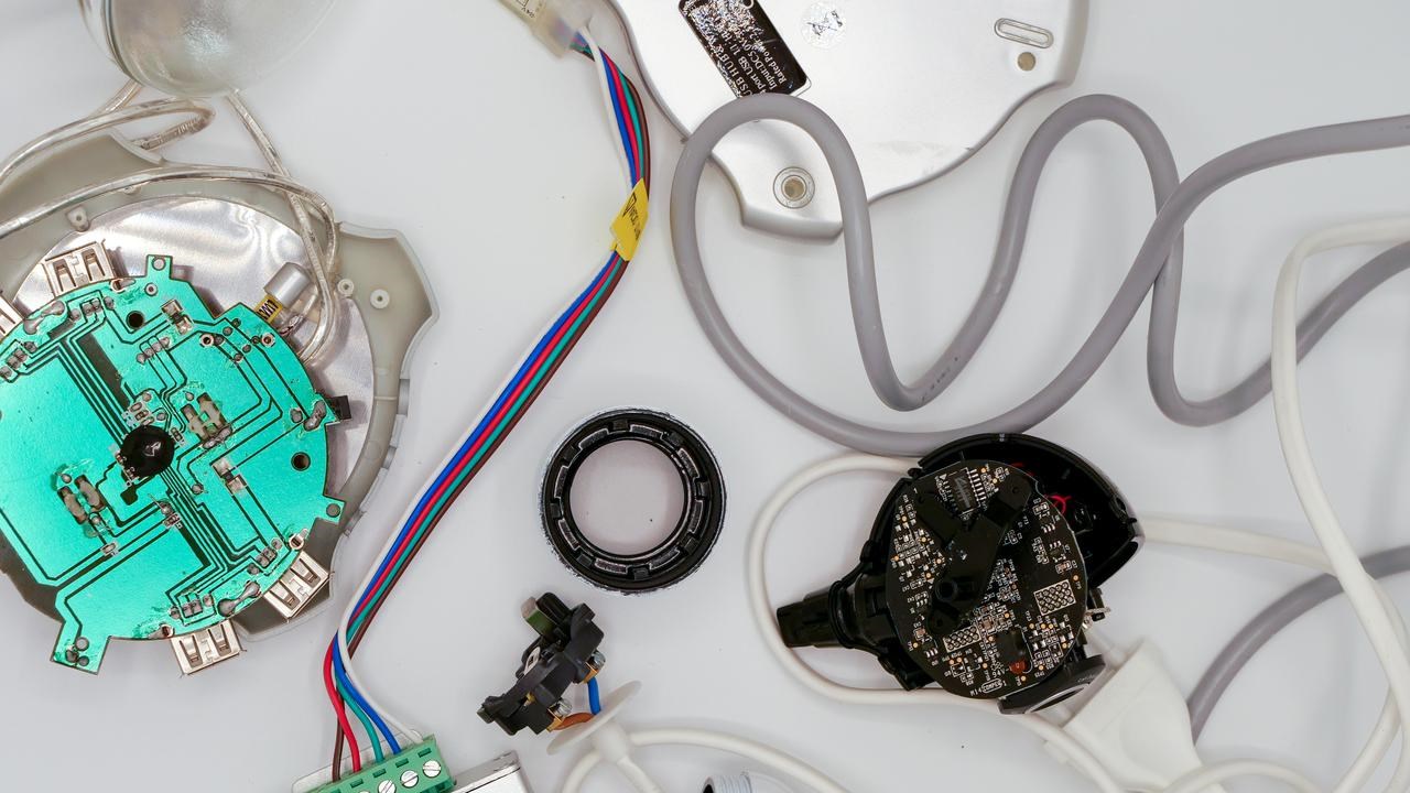 Ett vitt bord med elektronik och sladdar.