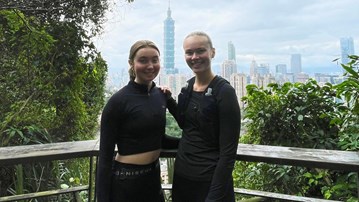 Agnes Forsgren och Alice Jonsson på toppen av Elephant Mountain, en brant vandringsled som ger en underbar utsikt över Taipei.