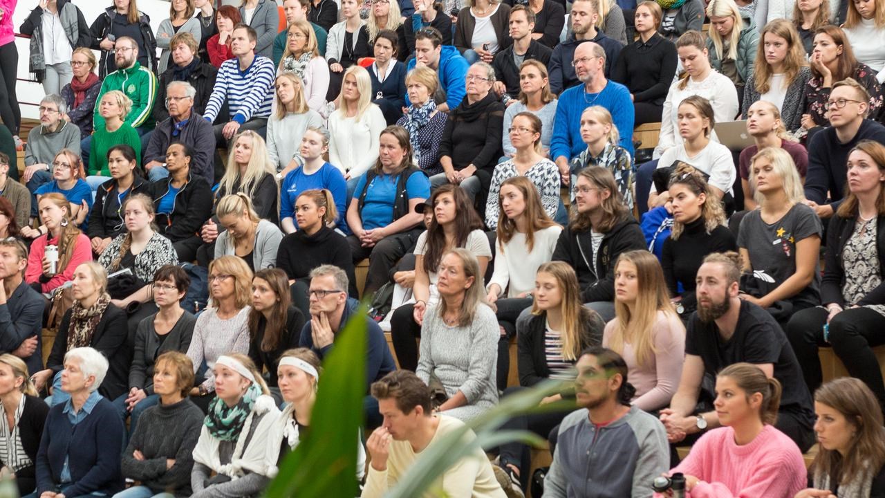 Deltagare motionerar vid Hälsans dag på campus september 2018.