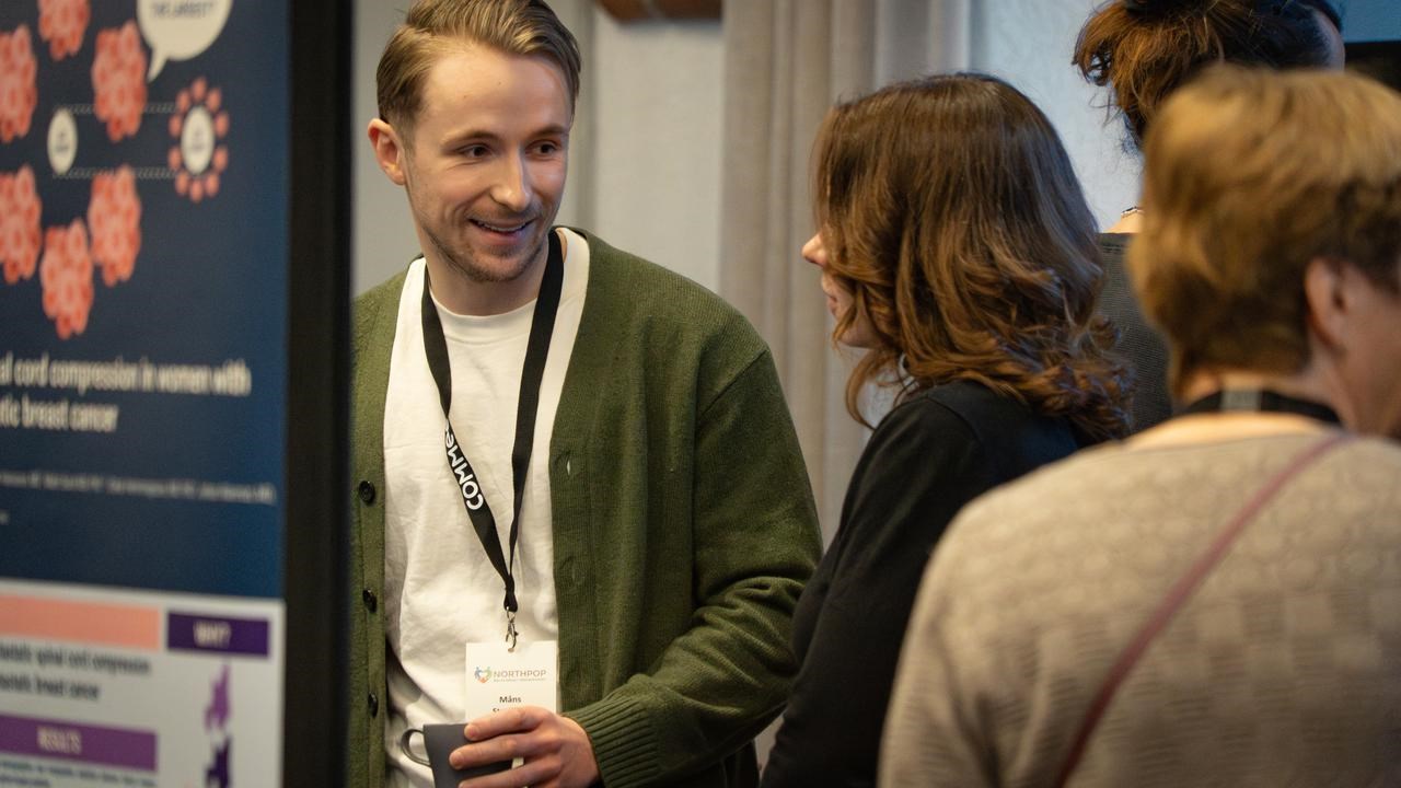 N&auml;rbild p&aring; personer som minglar under konferensen.