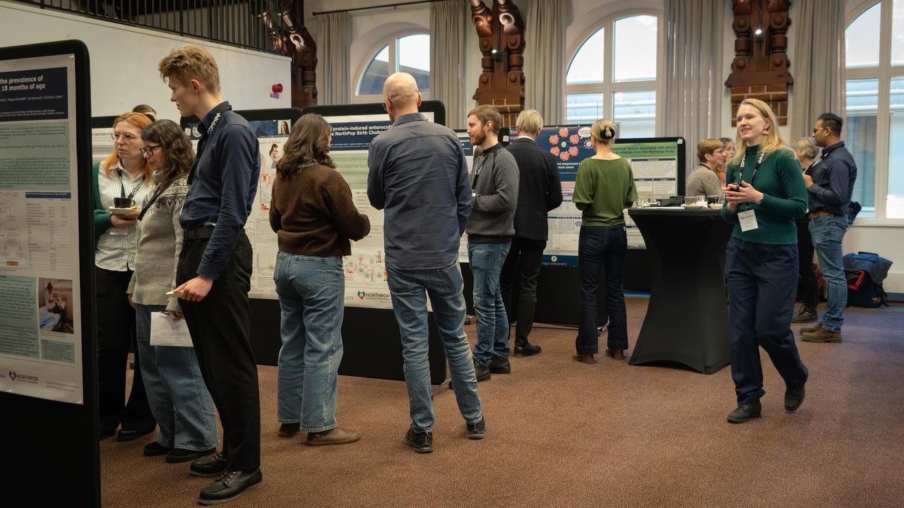 Poster walk och mingel.