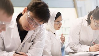 Studenter i laboratorium på Umeå universitet.
