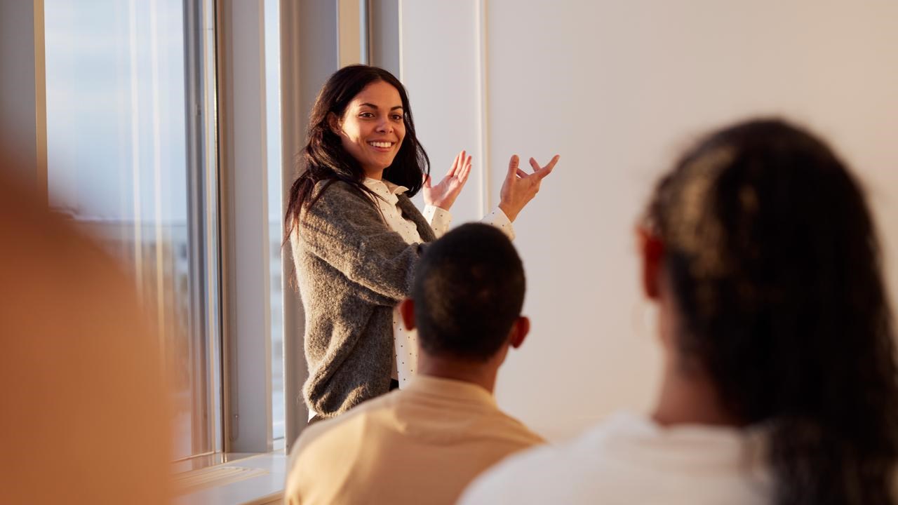 Student som talar inför andra studenter