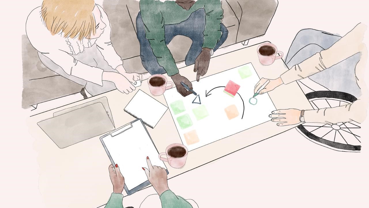 Illustration av fyra personer som sitter kring ett bord med papper, pennor och dator. De pekar och samarbetar kring materialet på bordet.