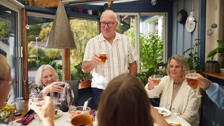 Gå till sida Äldre i parförhållanden dricker mer alkohol än ensamstående
