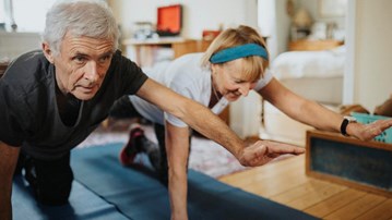 äldre som stretchar