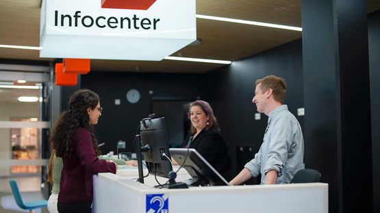 personer står vid en disk