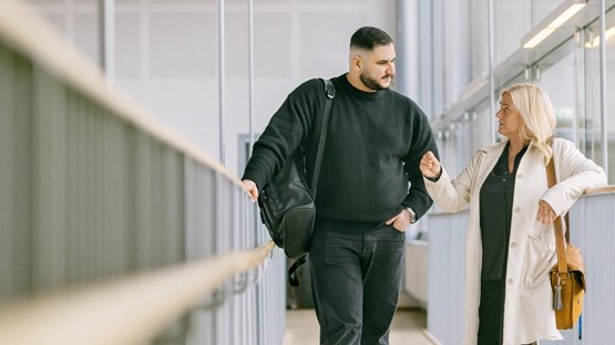 lärare som samtalr med varandra inomhus