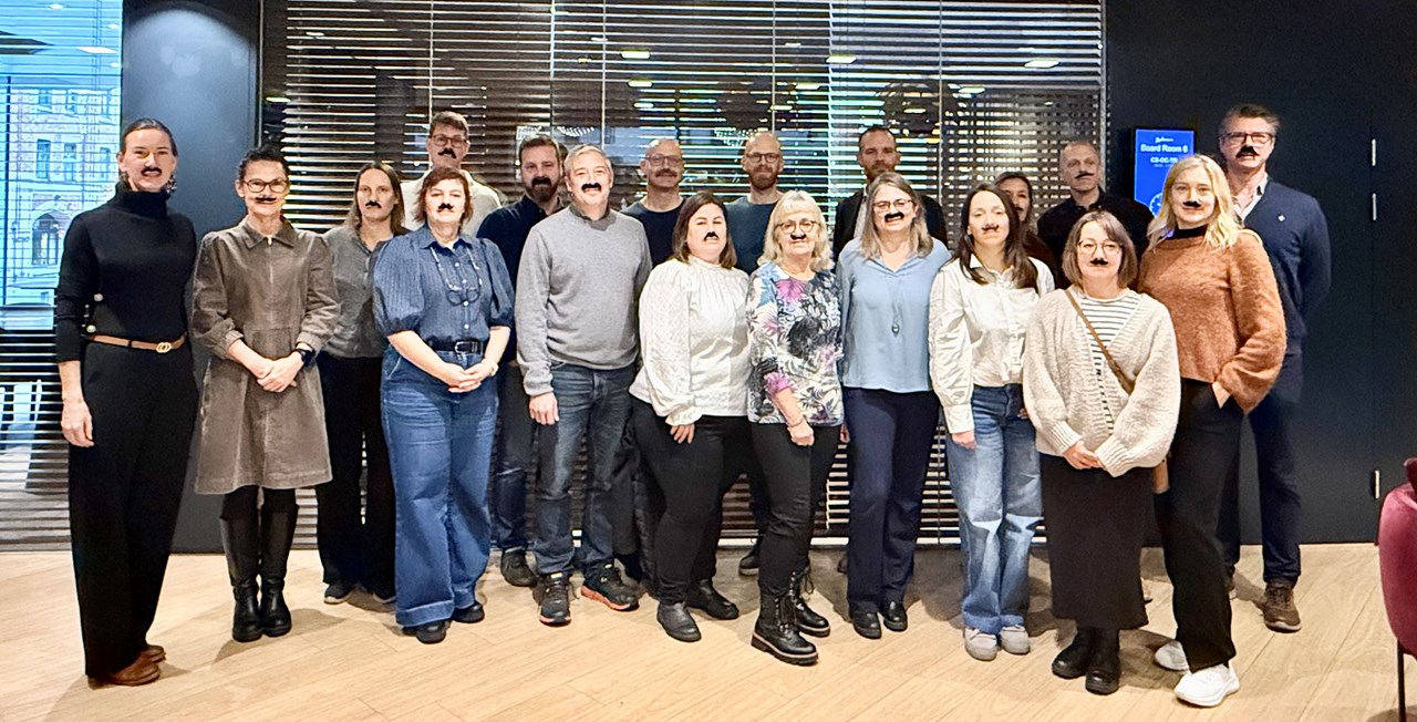 Gruppbild med medlemmar i forskargruppen SPRINTR som bär lösmustascher