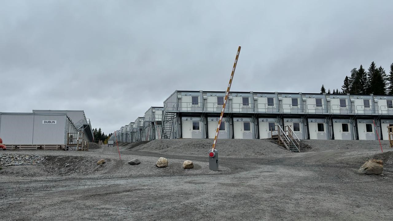 Gr&aring; himmel &ouml;ver modulhus i Skellefte&aring;.