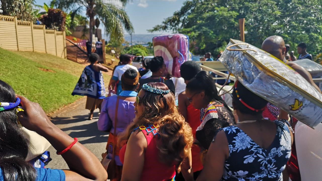 Grupp av kvinnor går på en väg i Sydafrika