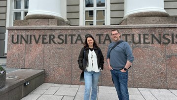 en kvinna och en man står framför Tartu universitet