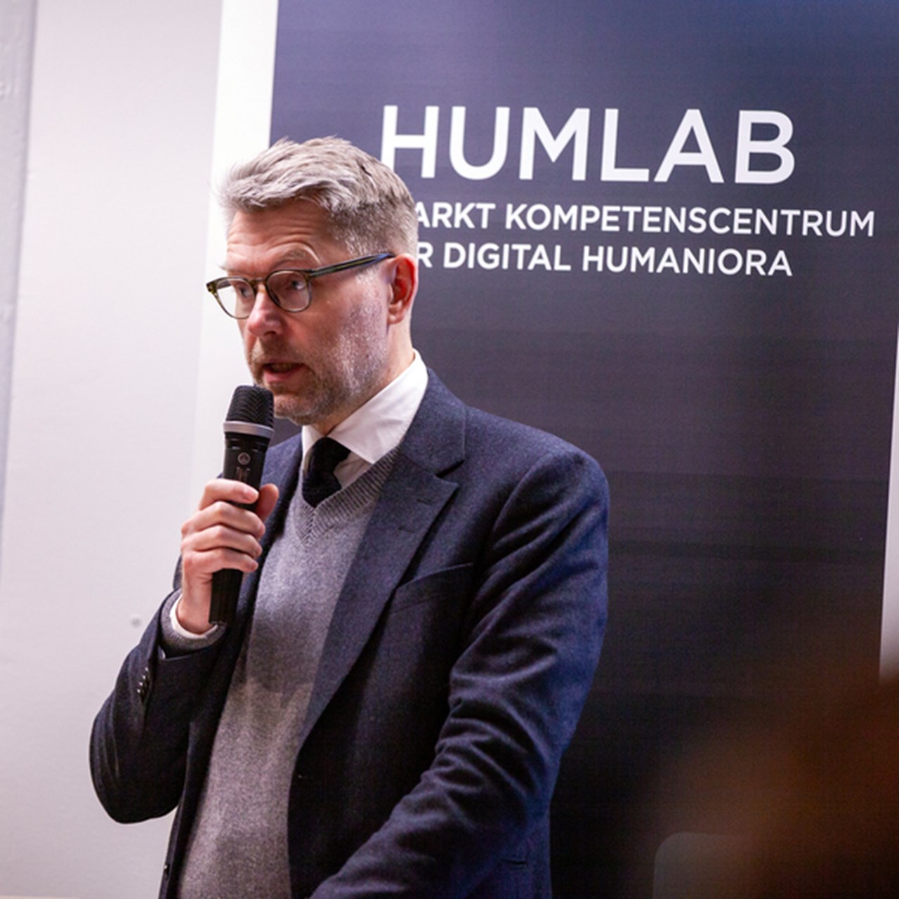 Christer Nordlund , dekan vid Humanistisk fakultet, inleder invigningen.