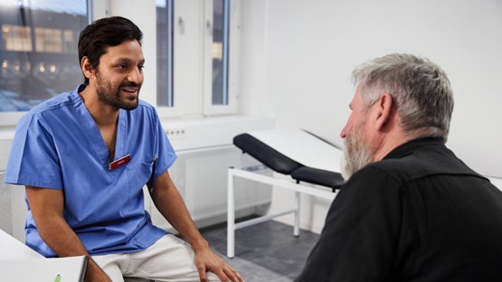 Läkare möter patient i ett undersökningsrum.
