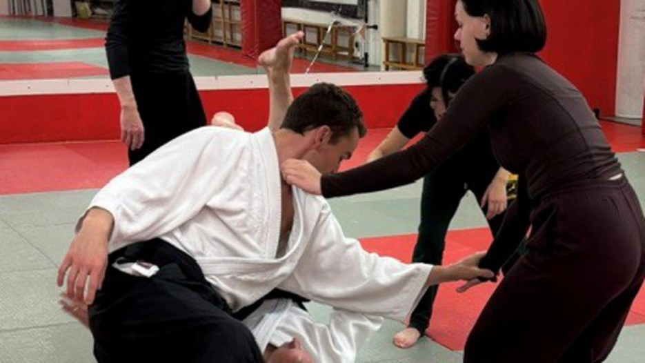 Nyfikna provar på Aikido. 